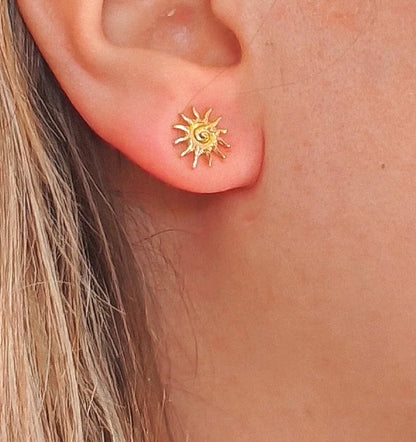  Une touche solaire à fleur d'oreille

Lumineuses, chaleureuses et pleines d'énergie positive : des boucles qui font rayonner.

Ces boucles d'oreilles en forme de soleil , non pendantes, sont la promesse d'un éclat subtil et affirmé. Leur design solaire apporte chaleur et lumière à votre visage, tout en restant discret et confortable à porter. Confectionnées en acier inoxydable , elles résistent à l'eau, ne ternissent pas, et conviennent aux peaux les plus sensibles. Le choix parfait pour illuminer vos jour