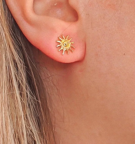  Une touche solaire à fleur d'oreille

Lumineuses, chaleureuses et pleines d'énergie positive : des boucles qui font rayonner.

Ces boucles d'oreilles en forme de soleil , non pendantes, sont la promesse d'un éclat subtil et affirmé. Leur design solaire apporte chaleur et lumière à votre visage, tout en restant discret et confortable à porter. Confectionnées en acier inoxydable , elles résistent à l'eau, ne ternissent pas, et conviennent aux peaux les plus sensibles. Le choix parfait pour illuminer vos jour