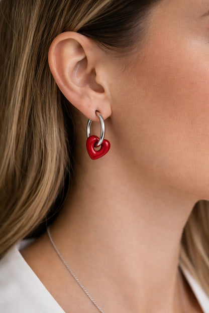 Craquez pour ces boucles d’oreilles anneaux cœur rouge en acier inoxydable. Un bijou élégant, résistant et parfait à offrir.