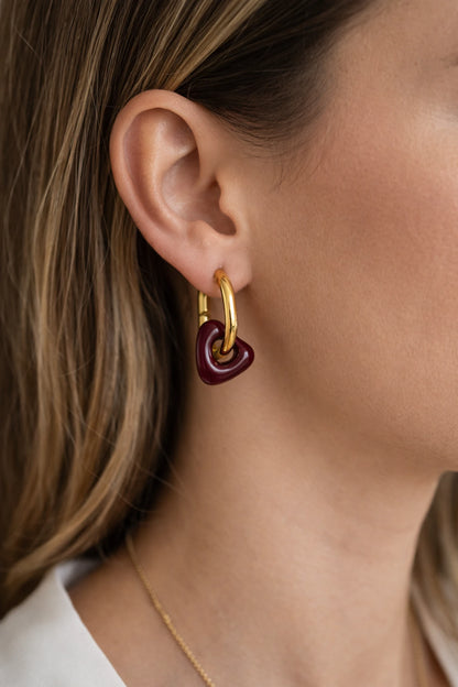 Boucles d’oreilles anneaux cœur rouge en acier inoxydable doré. Un bijou lumineux, résistant et idéal à offrir ou à s’offrir.
