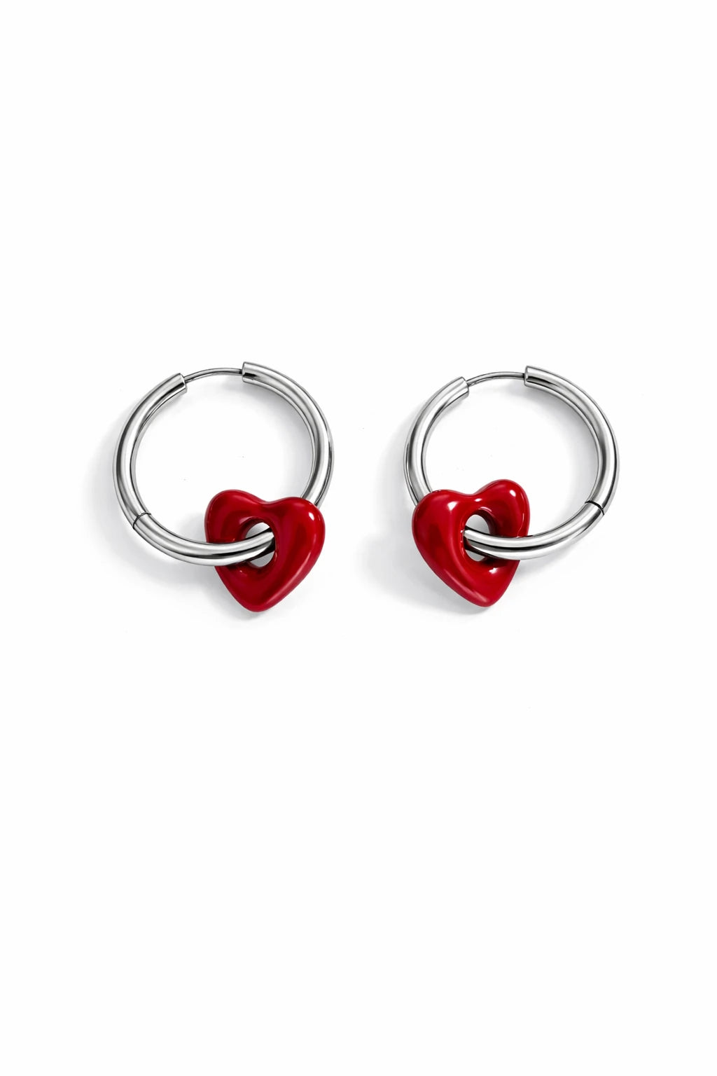 Craquez pour ces boucles d’oreilles anneaux cœur rouge en acier inoxydable. Un bijou élégant, résistant et parfait à offrir.