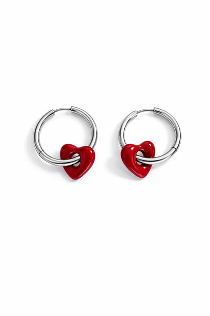 Craquez pour ces boucles d’oreilles anneaux cœur rouge en acier inoxydable. Un bijou élégant, résistant et parfait à offrir.
