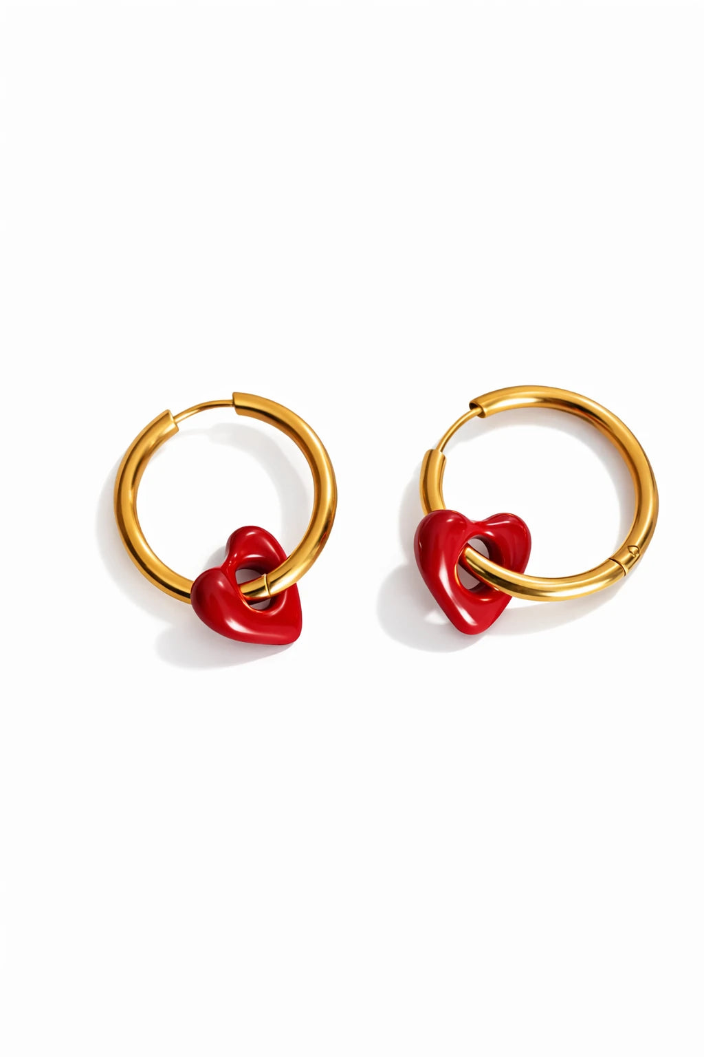 Craquez pour ces boucles d’oreilles anneaux cœur rouge en acier inoxydable. Un bijou élégant, résistant et parfait à offrir.