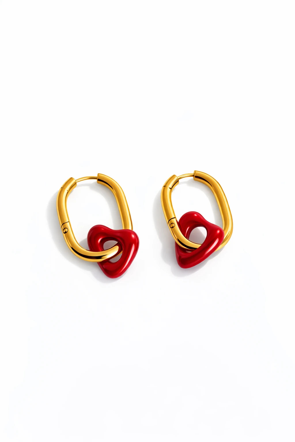Boucles d’oreilles anneaux cœur rouge en acier inoxydable doré. Un bijou lumineux, résistant et idéal à offrir ou à s’offrir.