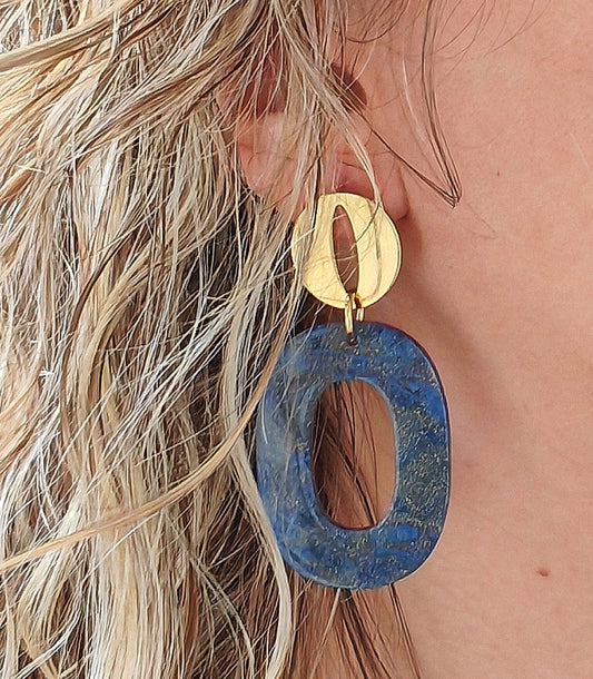 Boucle d'oreille acier inoxydable Lila - acier inoxydable  Ces ravissantes boucles acier inoxydable hypoallergénique d'oreilles Lila en forme de losange bleuté sont dotées de touches dorées. Ajoutez une touche de sophistication à votre tenue avec ces bijoux élégants et sans risque pour les peaux sensibles.