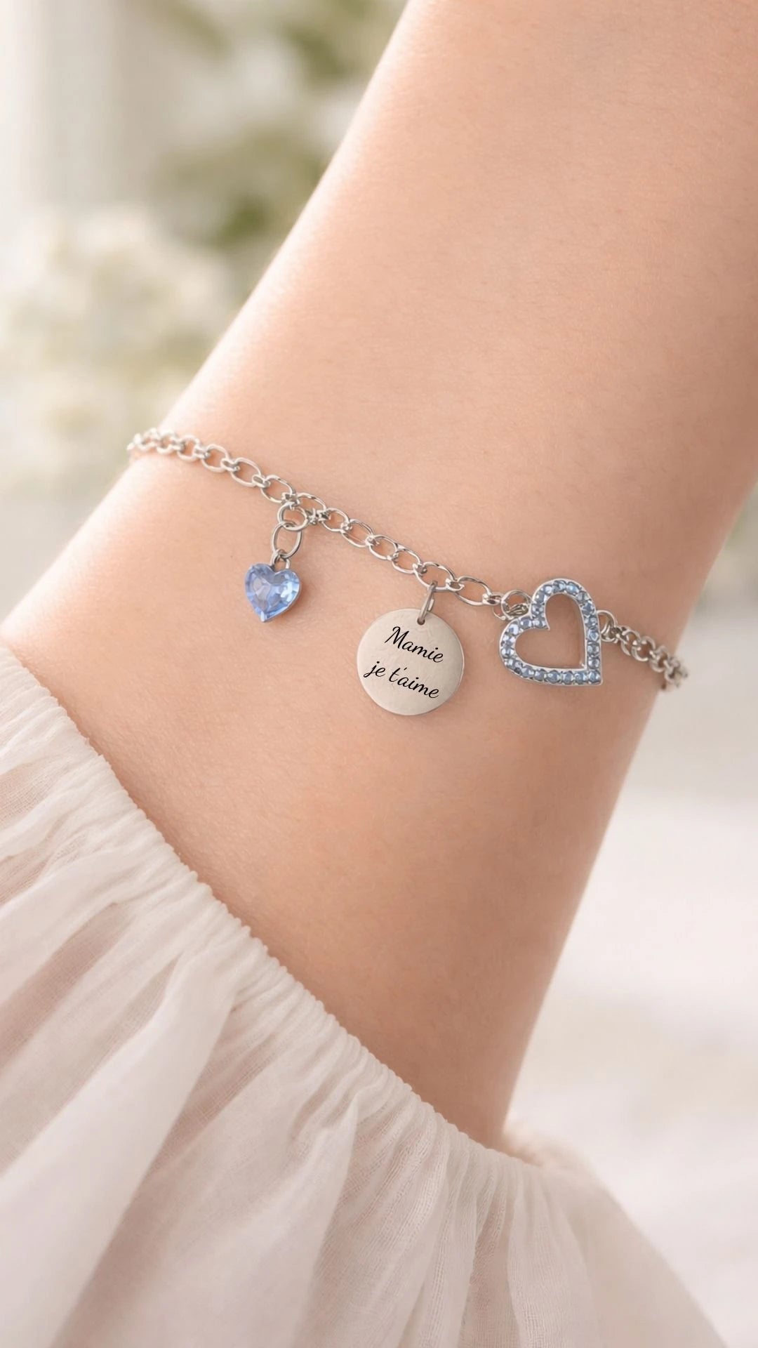 Bracelet en acier inoxydable avec charms cœur bleu, cœur zirconium et médaille gravée Mamie je t’aime