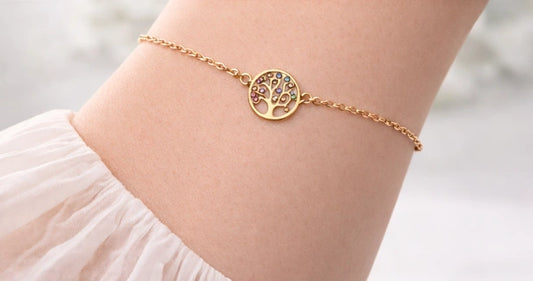 Bracelet arbre de vie doré porté au poignet, bijou symbolique et élégant pour femme