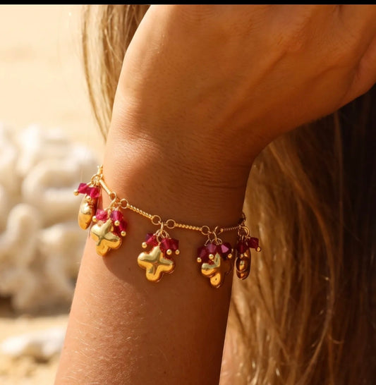 Bracelet doré en acier inoxydable avec breloques et perles rouges
