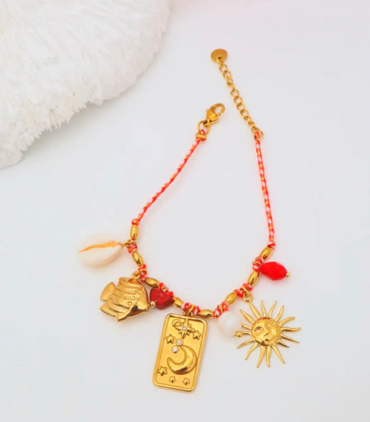 Bracelet doré en acier inoxydable avec cordon rouge et breloques soleil, lune et coquillage