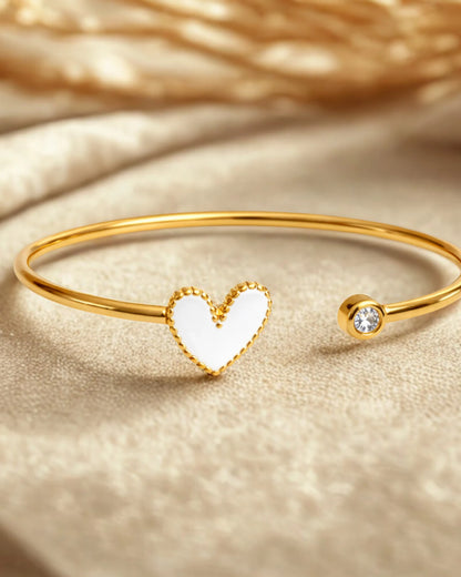 Un jonc cœur en acier inoxydable doré, symbole d’amour et de douceur, à porter chaque jour ou à offrir à ceux qui comptent.