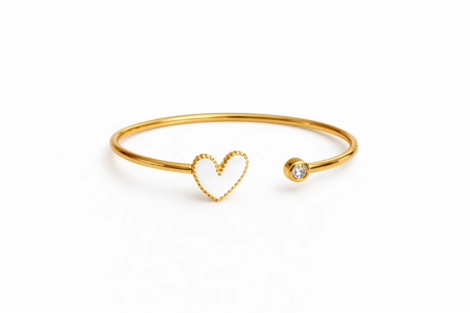 Un jonc cœur en acier inoxydable doré, symbole d’amour et de douceur, à porter chaque jour ou à offrir à ceux qui comptent.