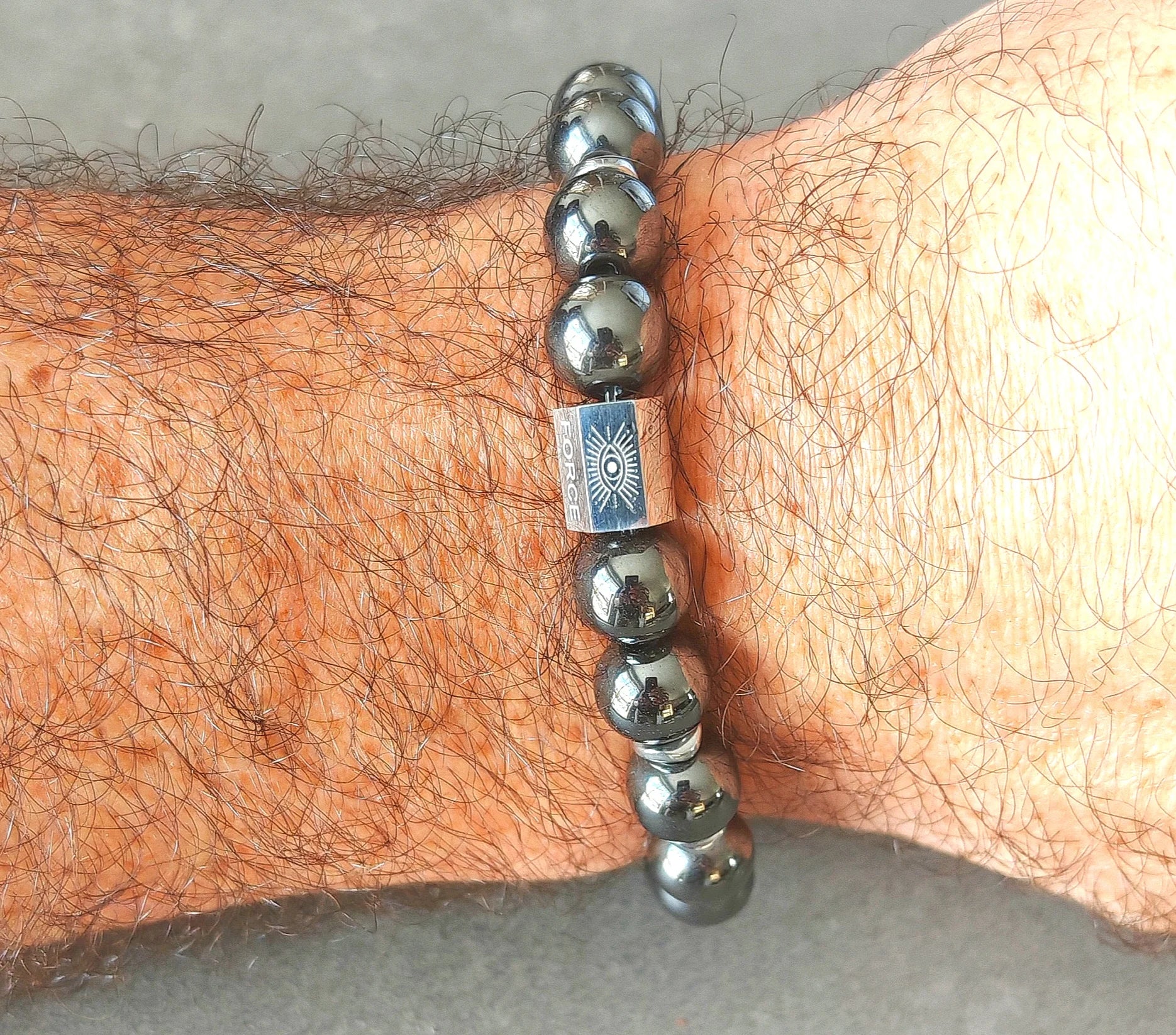 🪨Une pierre d'ancrage et de vitalité

Ce bracelet est composé de perles d'hématite naturelle , reconnaissables à leur éclat métallique subtil. L'hématite est une pierre d'ancrage réputée pour stimuler la concentration, renforcer la volonté et redonner de l'énergie.
Son design minimaliste en fait un accessoire facile à porter au quotidien, seul ou combiné avec d'autres bracelets.

Le tout est monté sur un fil élastique renforcé , pour un ajustement confortable, sans fermeture compliquée.