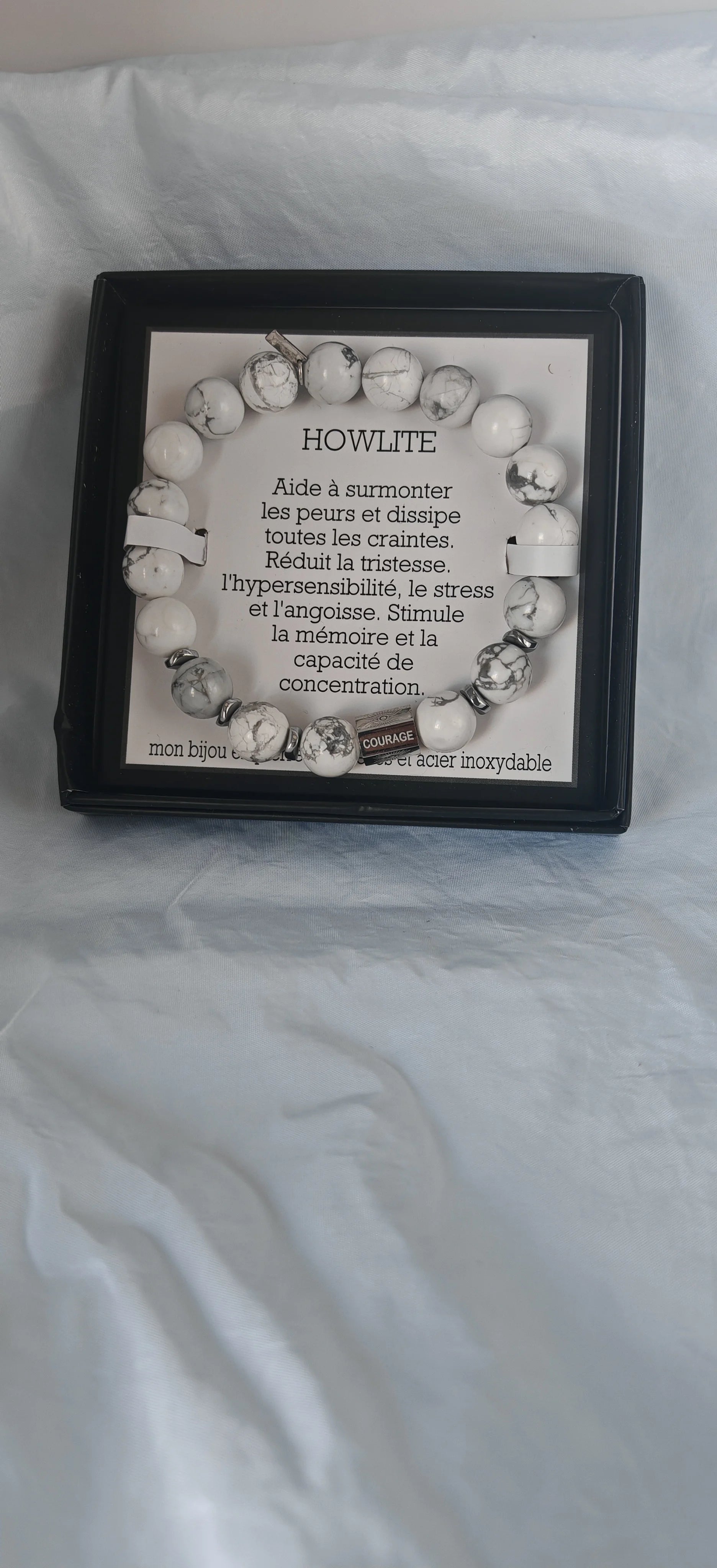 🪨 Un bijou aux vertus apaisantes
Composé de perles de howlite blanche, pierre naturelle aux veines grises uniques, ce bracelet allie esthétisme et bien-être. Reconnue pour ses propriétés calmantes, la howlite aide à soulager le stress, renforcer la patience et favoriser une meilleure concentration.

Monté sur un fil élastique solide, il s’adapte parfaitement au poignet pour un confort optimal au quotidien. Son design épuré en fait un bijou aussi élégant que facile à porter, que ce soit seul ou en accumulat