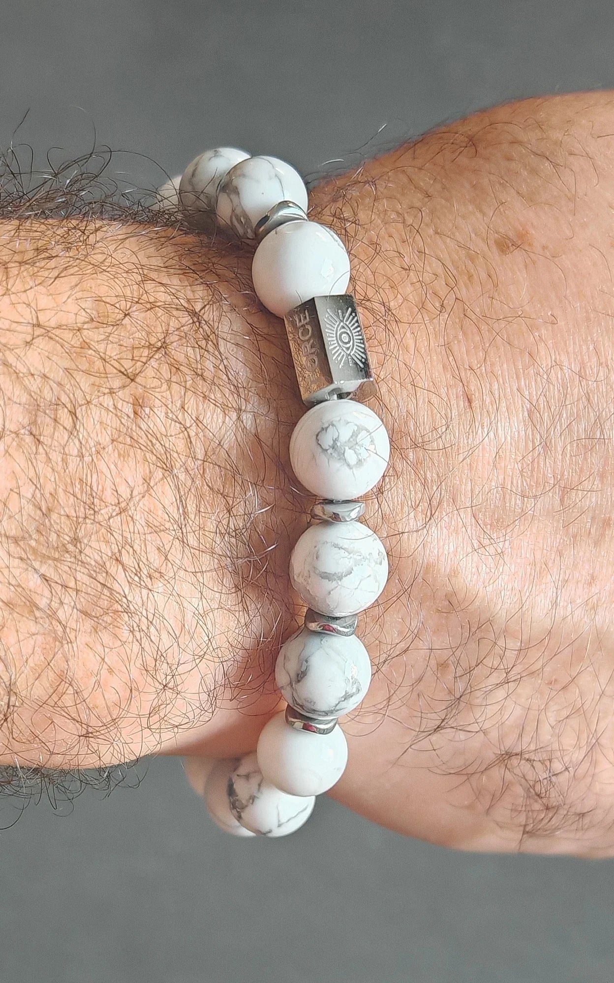 🪨Un bijou aux vertus apaisantes

Composé de perles de howlite blanche , pierre naturelle aux veines grises uniques, ce bracelet allie esthétisme et bien-être. Reconnue pour ses propriétés calmantes, la howlite aide à soulager le stress, à renforcer la patience et à favoriser une meilleure concentration.

Monté sur un fil élastique solide , il s'adapte parfaitement au poignet pour un confort optimal au quotidien. Son design épuré en fait un bijou aussi élégant que facile à porter, que ce soit seul ou en acc