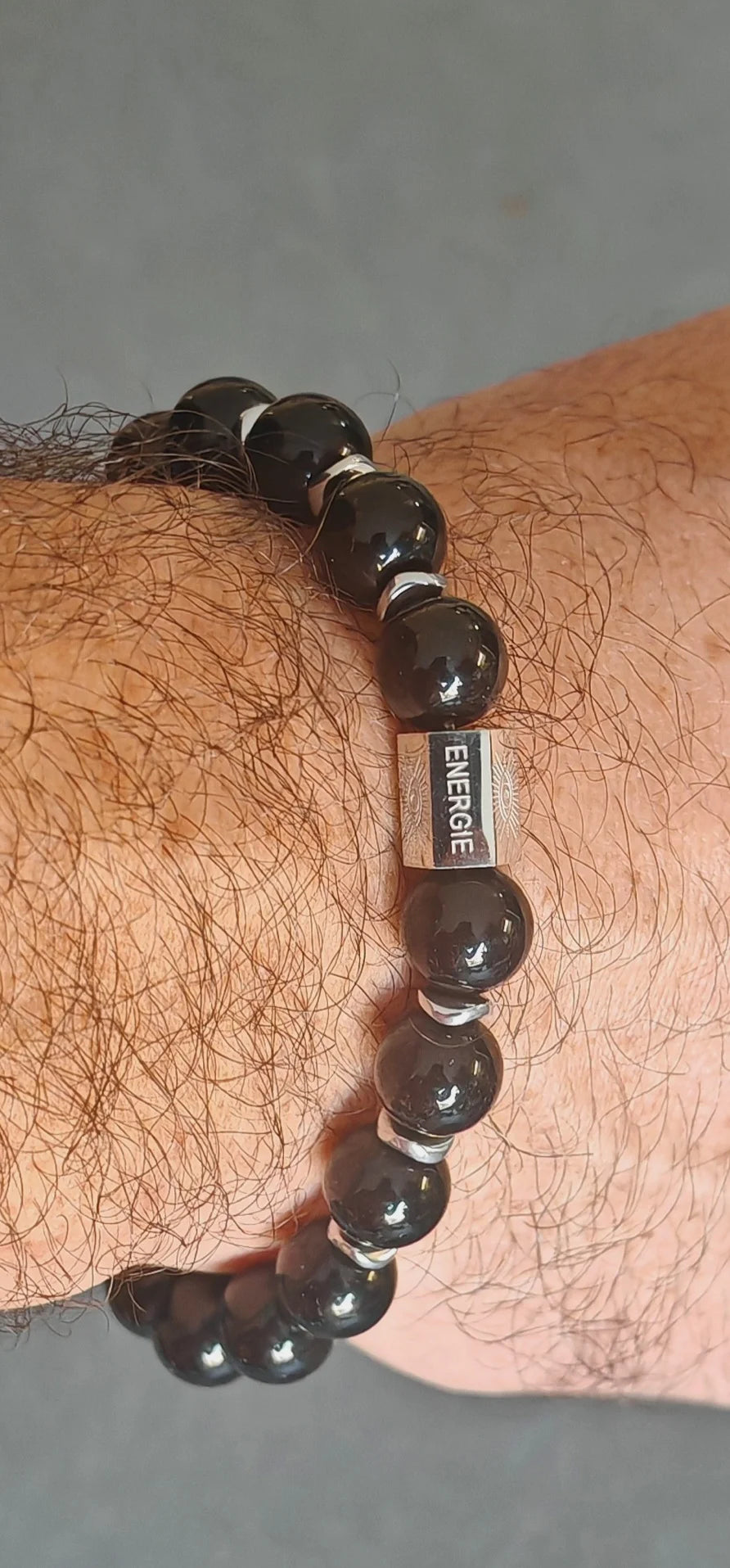 🪨Un bijou aux vertus naturelles

Composé de perles d'onyx noir mat , ce bracelet est bien plus qu'un simple accessoire. L'onyx est reconnu pour favoriser la stabilité émotionnelle, renforcer la concentration et apporter une sensation d'ancrage. Son design épuré et intemporel en fait un compagnon parfait pour les hommes modernes et discrets.

Le montage est réalisé sur un fil élastique solide, permettant un enfilage facile et un port confortable toute la journée.