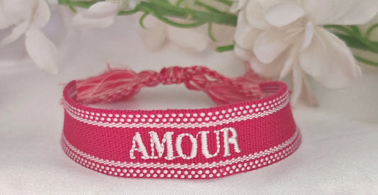 🧵 Un message qui se porte, un lien qui reste

Tissés avec le cœur, ces bracelets racontent une histoire d’amour, de famille, de tendresse.

Ce bracelet tissé personnalisé est bien plus qu’un simple accessoire : c’est un bijou plein de sens. Avec ses inscriptions fortes comme “mama”, “amour”, il célèbre les liens du cœur dans un style à la fois bohème et moderne. Chaque bracelet est tissé avec soin et délicatesse, dans des tons doux et intemporels, pour s’adapter à toutes les tenues et toutes les envies.

À