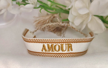 🧵 Un message qui se porte, un lien qui reste

Tissés avec le cœur, ces bracelets racontent une histoire d’amour, de famille, de tendresse.

Ce bracelet tissé personnalisé est bien plus qu’un simple accessoire : c’est un bijou plein de sens. Avec ses inscriptions fortes comme “mama”, “amour”, il célèbre les liens du cœur dans un style à la fois bohème et moderne. Chaque bracelet est tissé avec soin et délicatesse, dans des tons doux et intemporels, pour s’adapter à toutes les tenues et toutes les envies.