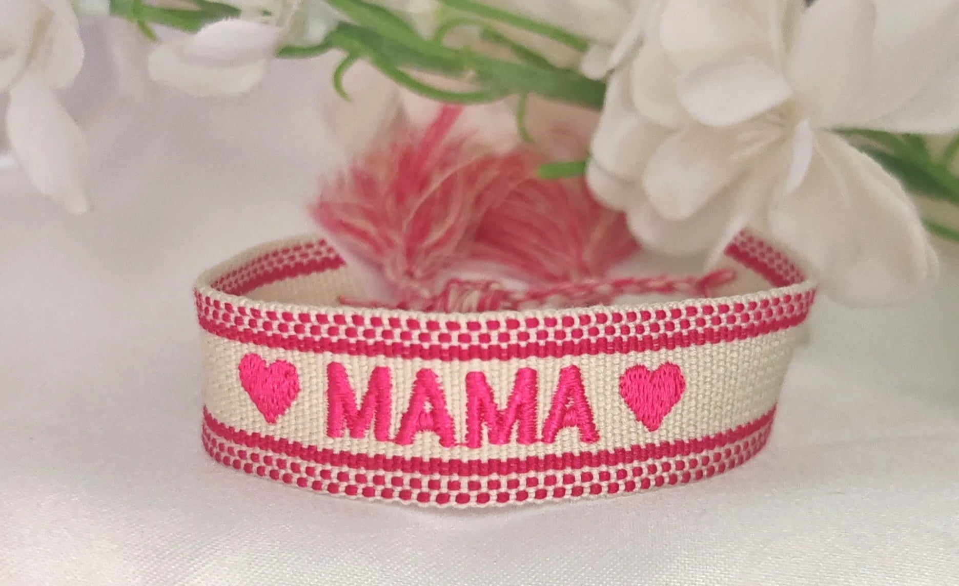 🧵 Un message qui se porte, un lien qui reste

Tissés avec le cœur, ces bracelets racontent une histoire d’amour, de famille, de tendresse.

Ce bracelet tissé personnalisé est bien plus qu’un simple accessoire : c’est un bijou plein de sens. Avec ses inscriptions fortes comme “mama”, “amour”, il célèbre les liens du cœur dans un style à la fois bohème et moderne. Chaque bracelet est tissé avec soin et délicatesse, dans des tons doux et intemporels, pour s’adapter à toutes les tenues et toutes les envies.