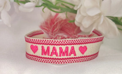 🧵 Un message qui se porte, un lien qui reste

Tissés avec le cœur, ces bracelets racontent une histoire d’amour, de famille, de tendresse.

Ce bracelet tissé personnalisé est bien plus qu’un simple accessoire : c’est un bijou plein de sens. Avec ses inscriptions fortes comme “mama”, “amour”, il célèbre les liens du cœur dans un style à la fois bohème et moderne. Chaque bracelet est tissé avec soin et délicatesse, dans des tons doux et intemporels, pour s’adapter à toutes les tenues et toutes les envies.