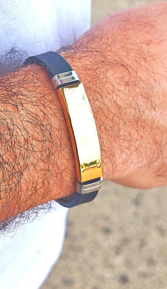 🔩 Masculin, unique, gravé rien que pour lui
Un bijou qui lui ressemble : sobre, fort, et plein de sens.
Ce bracelet en acier pour homme personnalisé est bien plus qu’un accessoire — c’est un message gravé à même le poignet.

Avec sa finition soignée, son design moderne et son acier inoxydable de haute qualité, ce bracelet allie résistance et élégance. Grâce à la gravure personnalisée, vous offrez un bijou unique : une date importante, un prénom, des initiales, un mot fort ou discret… Chaque détail compte.
