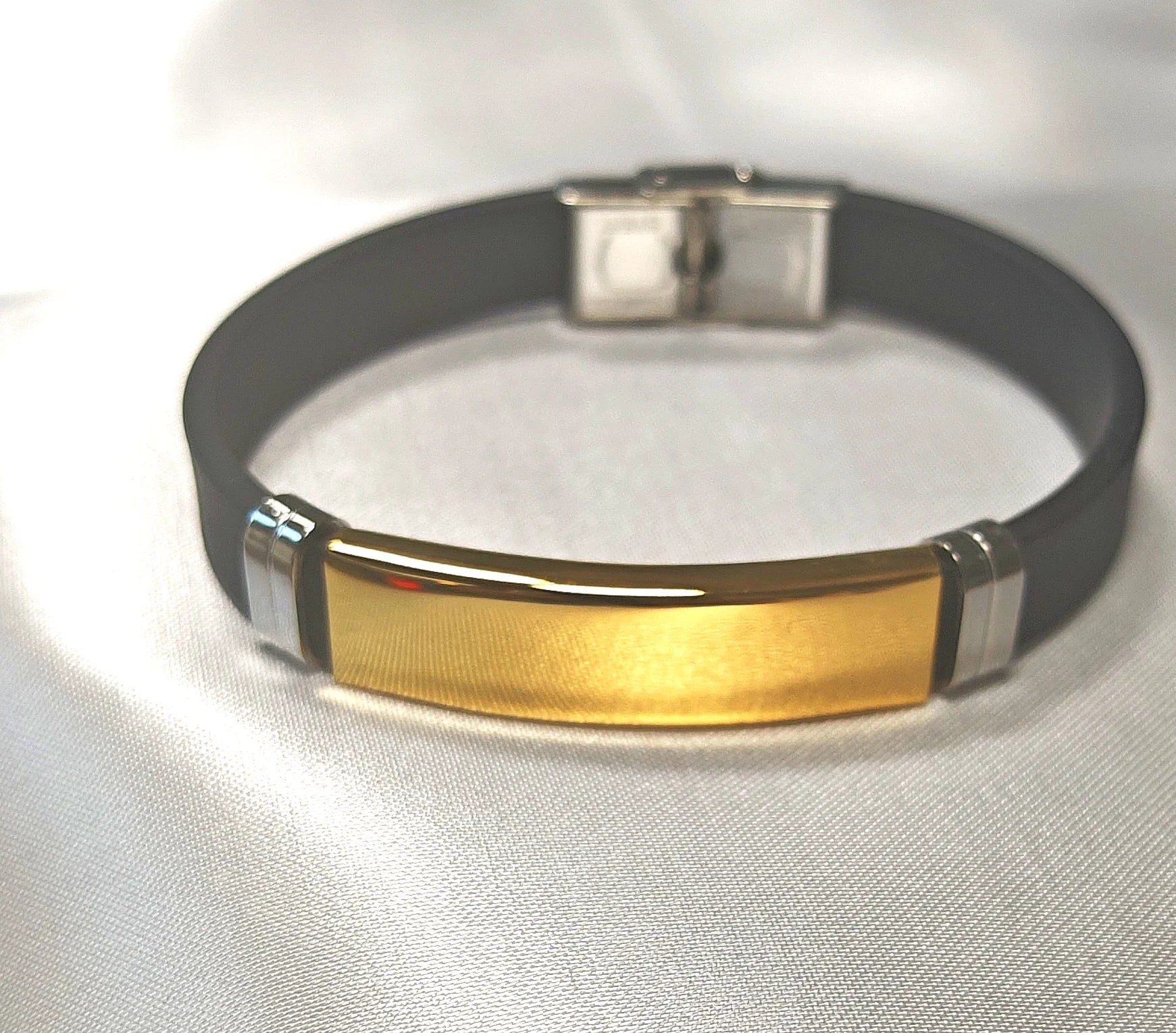 🔩 Masculin, unique, gravé rien que pour lui
Un bijou qui lui ressemble : sobre, fort, et plein de sens.
Ce bracelet en acier pour homme personnalisé est bien plus qu’un accessoire — c’est un message gravé à même le poignet.

Avec sa finition soignée, son design moderne et son acier inoxydable de haute qualité, ce bracelet allie résistance et élégance. Grâce à la gravure personnalisée, vous offrez un bijou unique : une date importante, un prénom, des initiales, un mot fort ou discret… Chaque détail compte.