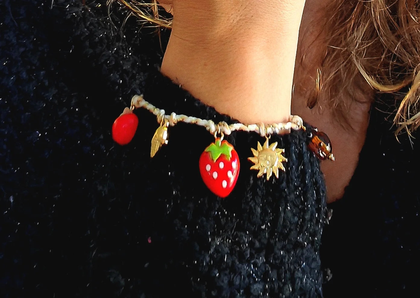🌾 L’été au poignet, en version bijou

Un concentré de soleil, de nature et de bonne humeur à chaque mouvement.

Ce bracelet pampilles acier été est une ode aux beaux jours. Avec ses charmantes pampilles en forme de fraise, coccinelle, épis de maïs et soleil, il capture l’essence d’un été joyeux et champêtre. Monté sur une fine chaîne en acier inoxydable doré, ce bijou léger et coloré se porte au quotidien comme un talisman ensoleillé. Réglable et hypoallergénique, il s’adapte à tous les poignets, et à tous