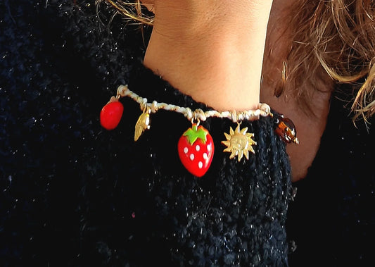 🌾 L’été au poignet, en version bijou

Un concentré de soleil, de nature et de bonne humeur à chaque mouvement.

Ce bracelet pampilles acier été est une ode aux beaux jours. Avec ses charmantes pampilles en forme de fraise, coccinelle, épis de maïs et soleil, il capture l’essence d’un été joyeux et champêtre. Monté sur une fine chaîne en acier inoxydable doré, ce bijou léger et coloré se porte au quotidien comme un talisman ensoleillé. Réglable et hypoallergénique, il s’adapte à tous les poignets, et à tous