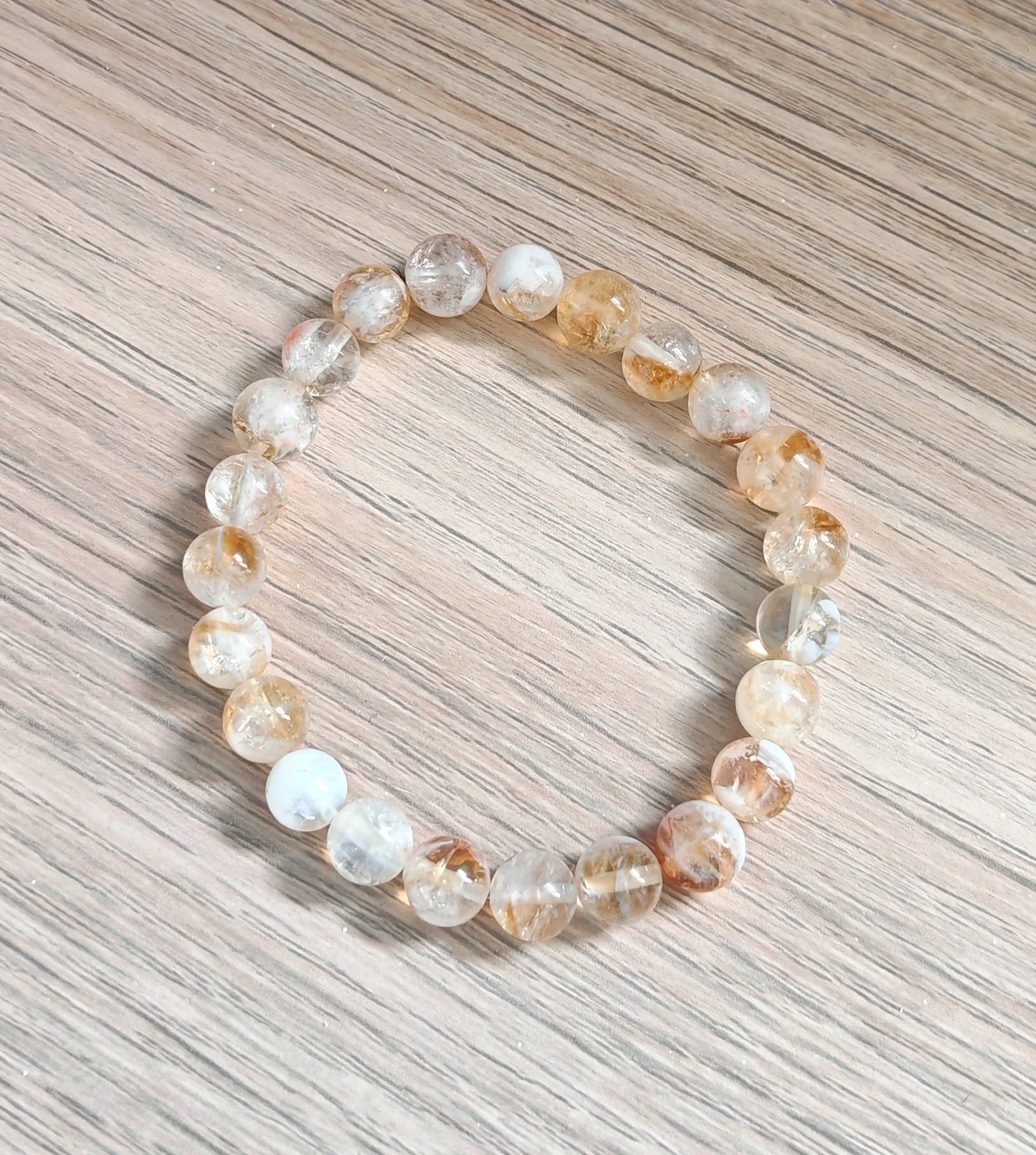 🔮 Un bijou intention à haute fréquence

Composé de pierres naturelles de citrine, ce bracelet est bien plus qu’un accessoire : c’est un rappel quotidien de votre pouvoir personnel.
Chaque perle dorée est chargée de lumière solaire et d’une énergie bienveillante, choisie pour vous accompagner dans votre chemin de développement intérieur.

Ce bracelet est créé autour de l’intention "Énergie – Abondance – Confiance", pour vous aider à rester aligné(e) avec ce que vous méritez vraiment.