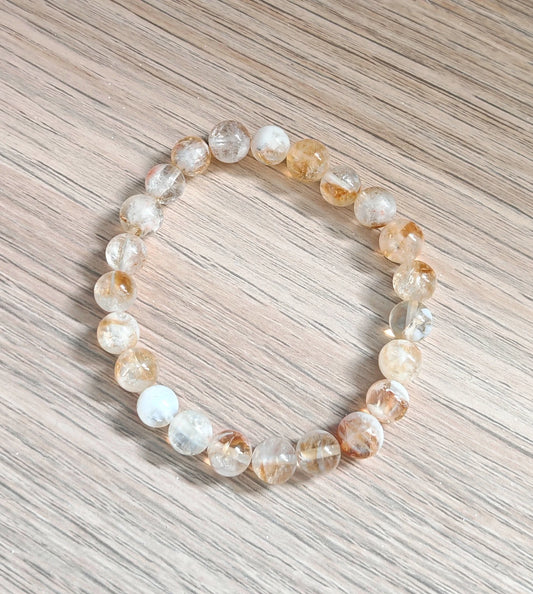 🔮 Un bijou intention à haute fréquence

Composé de pierres naturelles de citrine, ce bracelet est bien plus qu’un accessoire : c’est un rappel quotidien de votre pouvoir personnel.
Chaque perle dorée est chargée de lumière solaire et d’une énergie bienveillante, choisie pour vous accompagner dans votre chemin de développement intérieur.

Ce bracelet est créé autour de l’intention "Énergie – Abondance – Confiance", pour vous aider à rester aligné(e) avec ce que vous méritez vraiment.