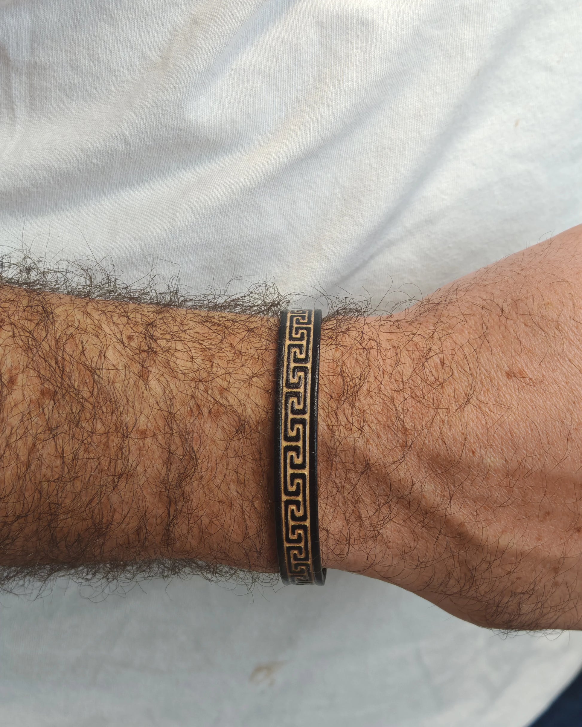 🔥 Design masculin &amp; gravures symboliques

Conçu pour les papas modernes et stylés, ce bracelet en cuir véritable ou simili haute qualité présente de subtiles gravures décoratives : symboles tribaux, motifs géométriques