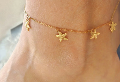 Laissez-vous transporter par la magie de l'océan avec ce bracelet chaîne de cheville en acier inoxydable orné de pampilles en forme d'étoile de mer. Ce bijou d'été allie élégance et fraîcheur marine, parfait pour apporter une touche bohème et lumineuse à vos pieds. Conçu en acier inoxydable, il résiste à l'eau et garde son éclat même après de nombreuses aventures au bord de la mer. De plus, ce bracelet est hypoallergénique , idéal pour les peaux sensibles qui souhaitent allier style et confort.