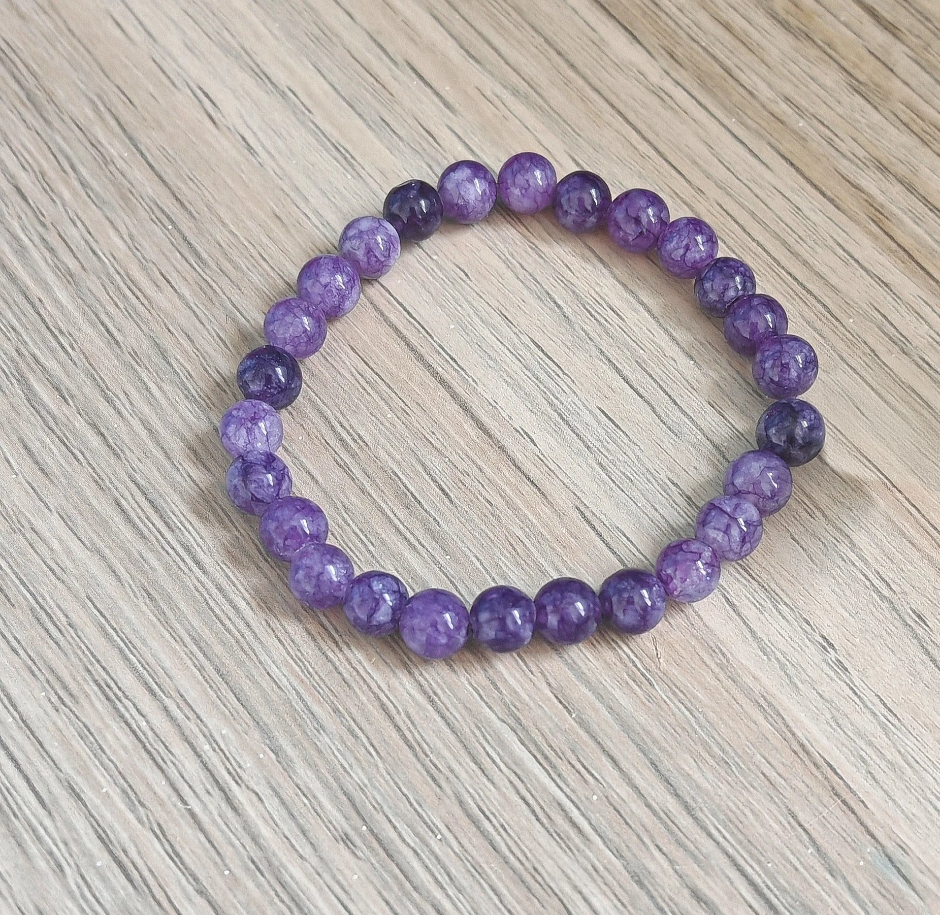 L’améthyste, avec sa teinte violette envoûtante, est une pierre ancestrale de protection et de clarté mentale. Elle calme les angoisses, stimule l’intuition et facilite la méditation. Chaque perle est choisie pour sa vibration et montée à la main avec intention.



Ce bracelet porte en lui l’intention suivante :

Intuition – Protection – Apaisement

Un talisman personnel pour vous guider en douceur au quotidien.
