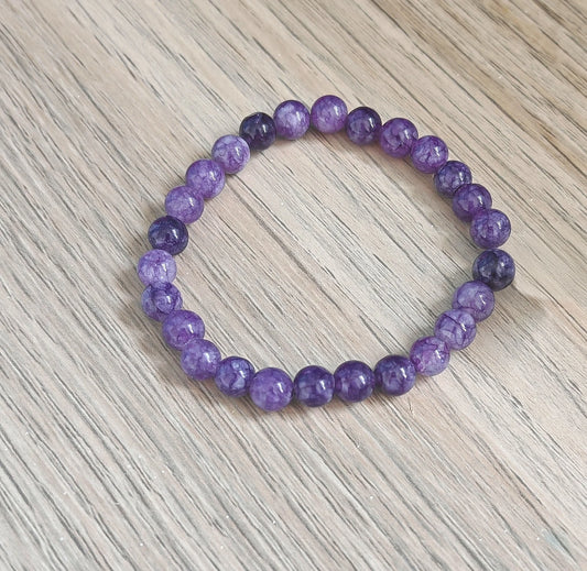 L’améthyste, avec sa teinte violette envoûtante, est une pierre ancestrale de protection et de clarté mentale. Elle calme les angoisses, stimule l’intuition et facilite la méditation. Chaque perle est choisie pour sa vibration et montée à la main avec intention.



Ce bracelet porte en lui l’intention suivante :

Intuition – Protection – Apaisement

Un talisman personnel pour vous guider en douceur au quotidien.