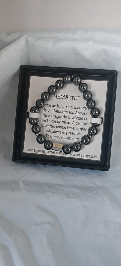 🪨 Une pierre d’ancrage et de vitalité
Ce bracelet est composé de perles d’hématite naturelle, reconnaissables à leur éclat métallique subtil. L’hématite est une pierre d’ancrage réputée pour stimuler la concentration, renforcer la volonté et redonner de l’énergie.
Son design minimaliste en fait un accessoire facile à porter au quotidien, seul ou combiné avec d’autres bracelets.

Le tout est monté sur un fil élastique renforcé, pour un ajustement confortable, sans fermeture compliquée.