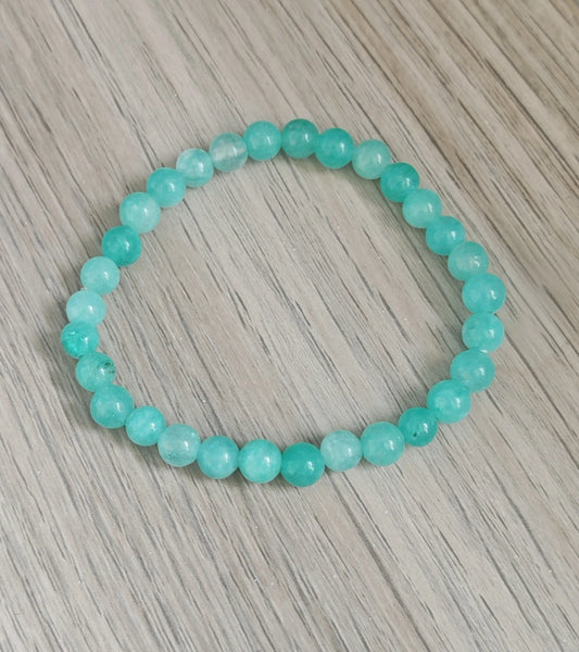 La pierre naturelles de jade , avec ses tons verts tendres et légèrement translucides, est l'une des pierres les plus anciennes utilisées pour attirer l'harmonie, la sérénité et la prospérité affective.
Chaque perle naturelle est choisie avec soin, montée à la main pour créer un bijou à la vibration douce et stable.

✨ Ce bracelet est bien plus qu'un accessoire — c'est une ancre au poignet, pensée autour de l'intention :
Harmonie – Amour – Douceur