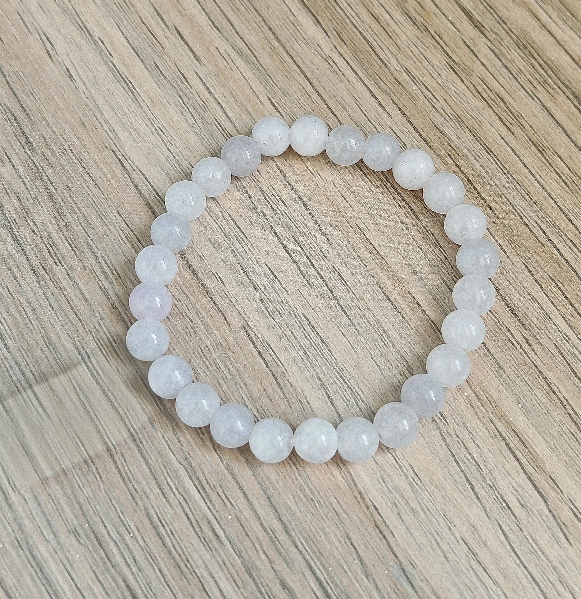 Pierre de l’apaisement par excellence, l’aquamarine est connue pour favoriser la paix intérieure, la clarté mentale et la confiance émotionnelle. Chaque perle naturelle de ce bracelet est sélectionnée avec soin et montée à la main pour transmettre l’intention suivante :
Paix intérieure – Intuition – Énergie

C’est un véritable bijou d’intention, conçu pour vous reconnecter à vous-même et libérer ce qui entrave votre équilibre intérieur.