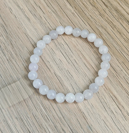 Pierre de l’apaisement par excellence, l’aquamarine est connue pour favoriser la paix intérieure, la clarté mentale et la confiance émotionnelle. Chaque perle naturelle de ce bracelet est sélectionnée avec soin et montée à la main pour transmettre l’intention suivante :
Paix intérieure – Intuition – Énergie

C’est un véritable bijou d’intention, conçu pour vous reconnecter à vous-même et libérer ce qui entrave votre équilibre intérieur.