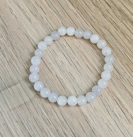 Pierre de l’apaisement par excellence, l’aquamarine est connue pour favoriser la paix intérieure, la clarté mentale et la confiance émotionnelle. Chaque perle naturelle de ce bracelet est sélectionnée avec soin et montée à la main pour transmettre l’intention suivante :
Paix intérieure – Intuition – Énergie

C’est un véritable bijou d’intention, conçu pour vous reconnecter à vous-même et libérer ce qui entrave votre équilibre intérieur.