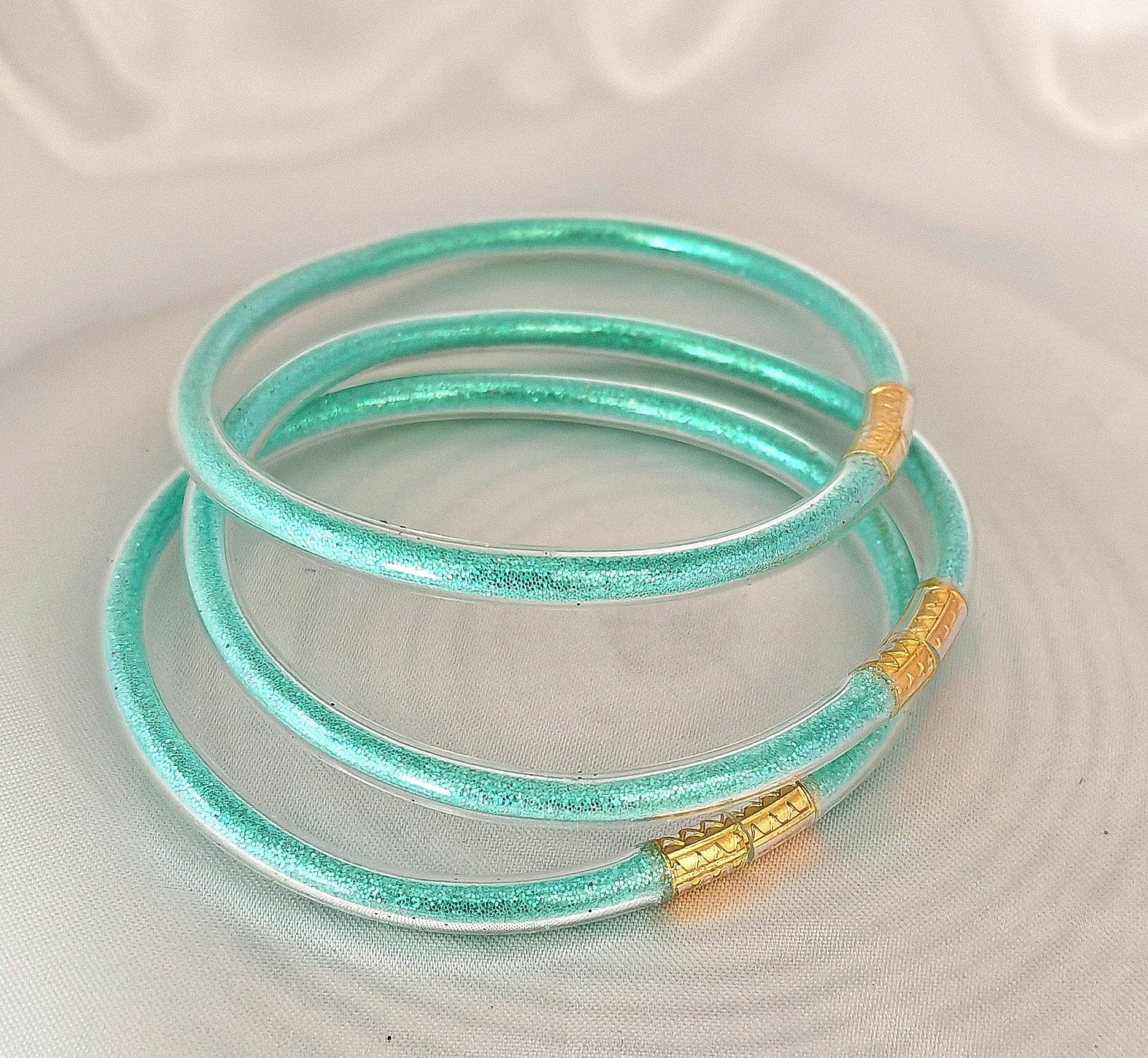 🌟 Un bijou fun et scintillant

Ce bracelet tendance se distingue par ses paillettes multicolores qui offrent un rendu brillant et dynamique. Léger, souple et confortable

Fabriqué avec des matériaux de qualité et des finitions soignées, il est parfait pour égayer une tenue décontractée, une sortie entre amis ou ajouter une touche festive à vos looks du quotidien.