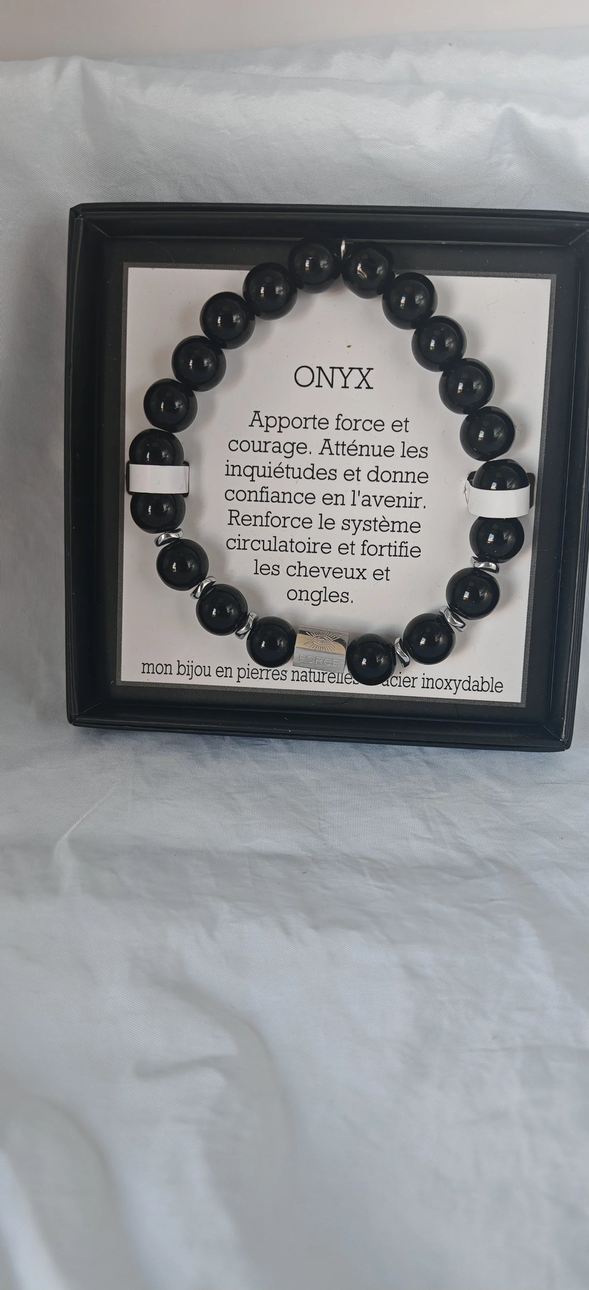 🪨 Un bijou aux vertus naturelles
Composé de perles d’onyx noir mat, ce bracelet est bien plus qu’un simple accessoire. L’onyx est reconnu pour favoriser la stabilité émotionnelle, renforcer la concentration et apporter une sensation d’ancrage. Son design épuré et intemporel en fait un compagnon parfait pour les hommes modernes et discrets.

Le montage est réalisé sur un fil élastique solide, permettant un enfilage facile et un port confortable toute la journée.