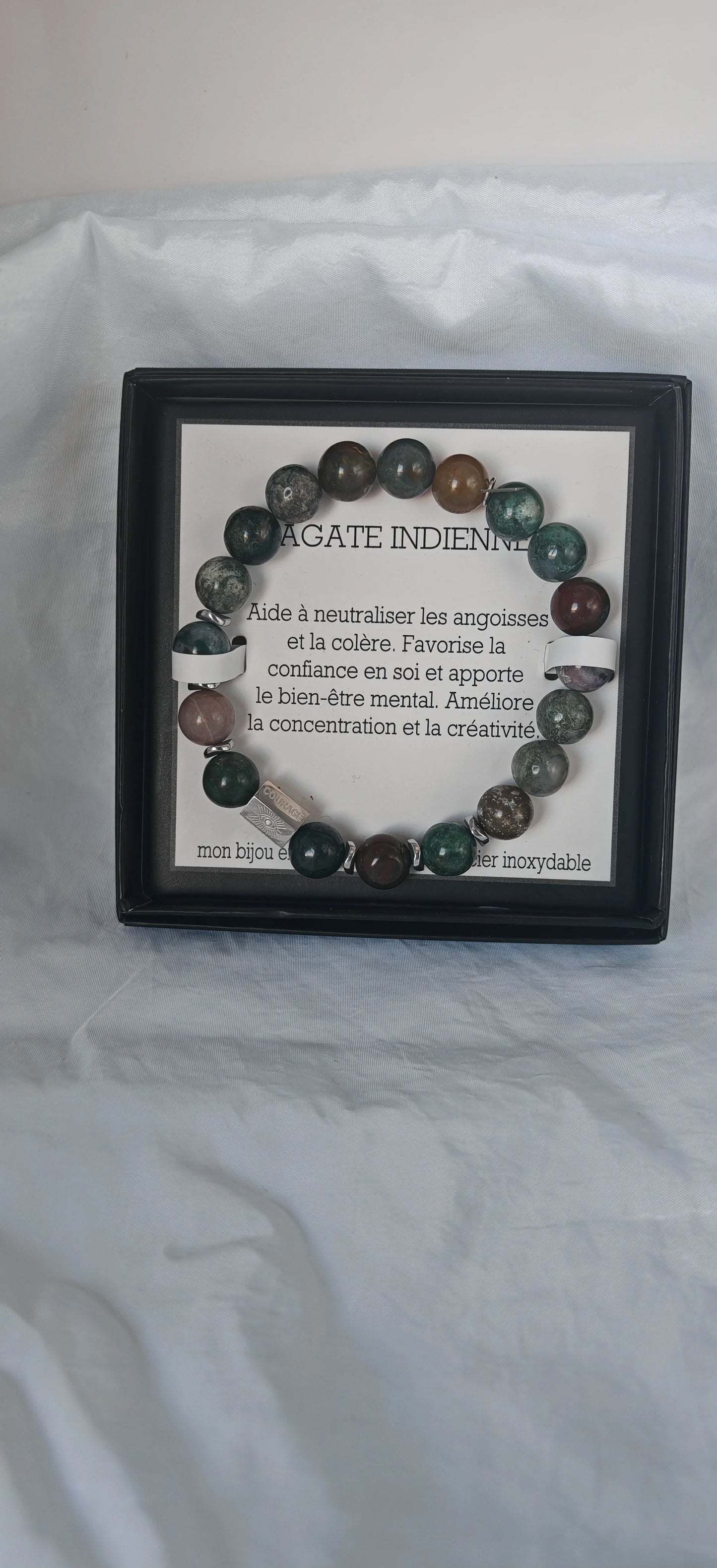 🪨 Une pierre de chance et d’harmonie
Ce bracelet est composé de perles d’aventurine indienne, une pierre semi-précieuse aux nuances de vert profond et de reflets naturels. Symbole de chance, de croissance et de calme intérieur, l’aventurine est idéale pour ceux qui cherchent à cultiver l’optimisme et la stabilité.
Monté sur un fil élastique solide, il s’adapte à tous les poignets avec confort et simplicité.

Son design naturel et authentique fait de ce bijou un incontournable du quotidien, à porter seul ou