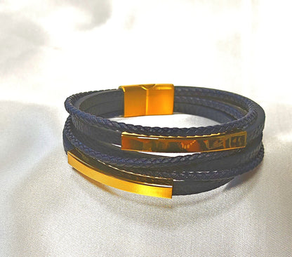 🔗 Un bijou symbolique et unique

Tissé à la main avec soin, ce bracelet mêle authenticité et émotion. Il est orné d’une plaque en acier inoxydable gravable sur laquelle vous pouvez inscrire un prénom, une date marquante, ou un mot doux.
Son style décontracté et masculin, ses couleurs sobres ou naturelles, et sa fermeture ajustable, en font un accessoire à la fois personnel, confortable et résistant au quotidien.