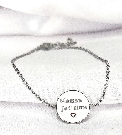 💌 Trois mots, tout un monde

“Maman je t’aime”… Des mots simples, puissants, qui réchauffent le cœur chaque jour.

Ce braceletpersonnalisemamanjetaime est un bijou empreint de douceur et d’affection. Tissé à la main avec soin, il porte un message fort, délicatement brodé dans un fil de qualité. Son design épuré et son style bohème chic en font un bijou aussi tendance que profondément symbolique — un rappel discret mais constant de l’amour inconditionnel d’un enfant pour sa maman

💡 À offrir pour la fête d