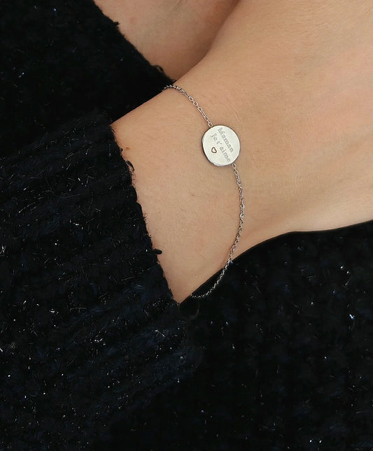 💌 Trois mots, tout un monde

“Maman je t’aime”… Des mots simples, puissants, qui réchauffent le cœur chaque jour.

Ce braceletpersonnalisemamanjetaime est un bijou empreint de douceur et d’affection. Tissé à la main avec soin, il porte un message fort, délicatement brodé dans un fil de qualité. Son design épuré et son style bohème chic en font un bijou aussi tendance que profondément symbolique — un rappel discret mais constant de l’amour inconditionnel d’un enfant pour sa maman

💡 À offrir pour la fête d