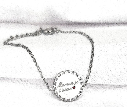💖 Une déclaration d’amour à fleur de poignet

Quelques mots simples, portés chaque jour, pour lui rappeler combien elle compte.

Ce bracelet personnalisé maman je t'aime argent est bien plus qu’un bijou : c’est une preuve d’amour délicate et éternelle. En acier inoxydable argenté, il affiche avec finesse l’inscription “Maman je t’aime”, gravée en lettres élégantes. Solide, intemporel et touchant, ce bracelet est un message que l’on garde sur soi, comme un câlin discret à chaque regard.