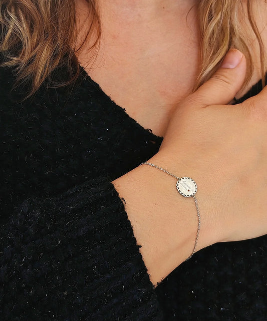 💖 Une déclaration d’amour à fleur de poignet

Quelques mots simples, portés chaque jour, pour lui rappeler combien elle compte.

Ce bracelet personnalisé maman je t'aime argent est bien plus qu’un bijou : c’est une preuve d’amour délicate et éternelle. En acier inoxydable argenté, il affiche avec finesse l’inscription “Maman je t’aime”, gravée en lettres élégantes. Solide, intemporel et touchant, ce bracelet est un message que l’on garde sur soi, comme un câlin discret à chaque regard.