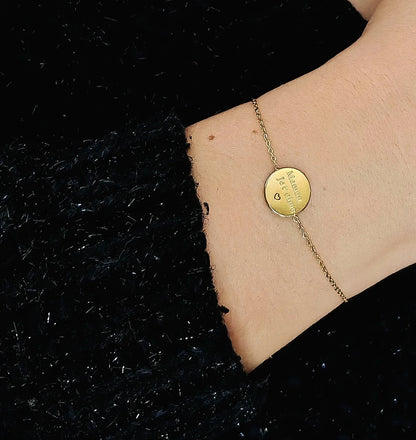 💌 Trois mots, tout un monde

“Maman je t’aime”… Des mots simples, puissants, qui réchauffent le cœur chaque jour.

Ce braceletpersonnalisemamanjetaime est un bijou empreint de douceur et d’affection. Tissé à la main avec soin, il porte un message fort, délicatement brodé dans un fil de qualité. Son design épuré et son style bohème chic en font un bijou aussi tendance que profondément symbolique — un rappel discret mais constant de l’amour inconditionnel d’un enfant pour sa maman

💡 À offrir pour la fête d