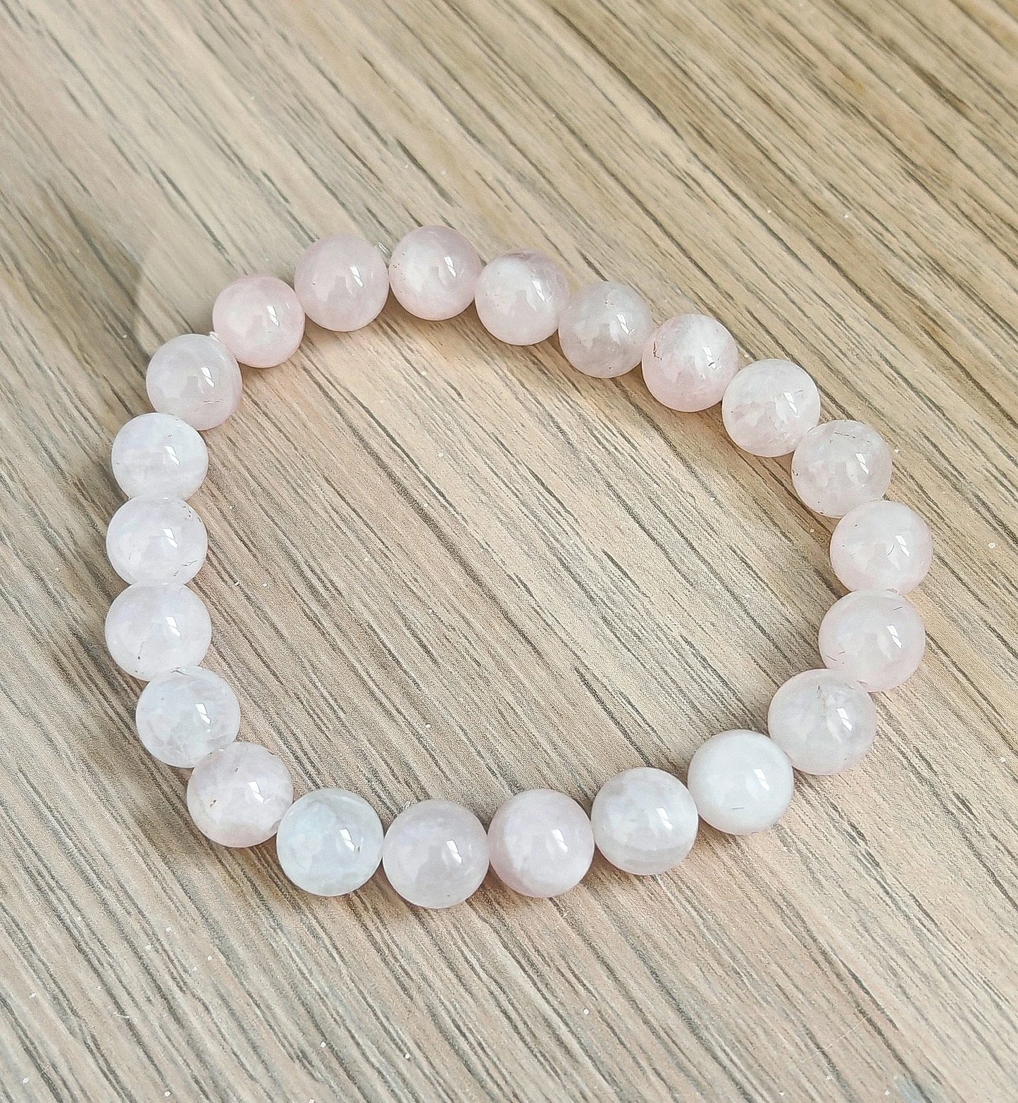 🌸 Le quartz rose, pierre de douceur et d’éveil intérieur
Connu comme la pierre de l’amour universel, le quartz rose agit en profondeur sur le chakra du cœur. Il apaise les blessures émotionnelles, favorise une meilleure estime de soi et réveille la créativité naturelle qui sommeille en vous.

Ce bracelet est infusé de l’intention :
💗 Amour – Confiance en soi – Créativité

Portez-le pour vous entourer d’une énergie bienveillante, douce et inspirante.