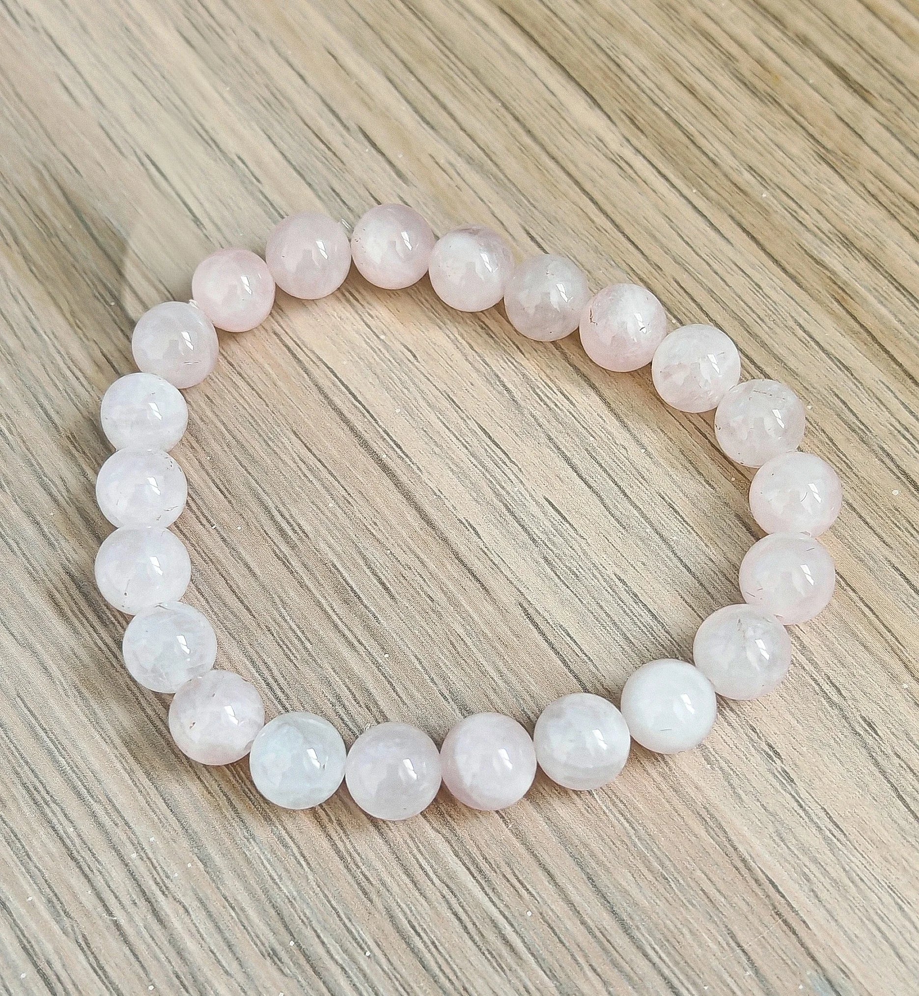 🌸 Le quartz rose, pierre de douceur et d’éveil intérieur
Connu comme la pierre de l’amour universel, le quartz rose agit en profondeur sur le chakra du cœur. Il apaise les blessures émotionnelles, favorise une meilleure estime de soi et réveille la créativité naturelle qui sommeille en vous.

Ce bracelet est infusé de l’intention :
💗 Amour – Confiance en soi – Créativité

Portez-le pour vous entourer d’une énergie bienveillante, douce et inspirante.