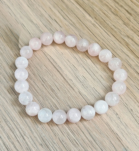 🌸 Le quartz rose, pierre de douceur et d’éveil intérieur
Connu comme la pierre de l’amour universel, le quartz rose agit en profondeur sur le chakra du cœur. Il apaise les blessures émotionnelles, favorise une meilleure estime de soi et réveille la créativité naturelle qui sommeille en vous.

Ce bracelet est infusé de l’intention :
💗 Amour – Confiance en soi – Créativité

Portez-le pour vous entourer d’une énergie bienveillante, douce et inspirante.